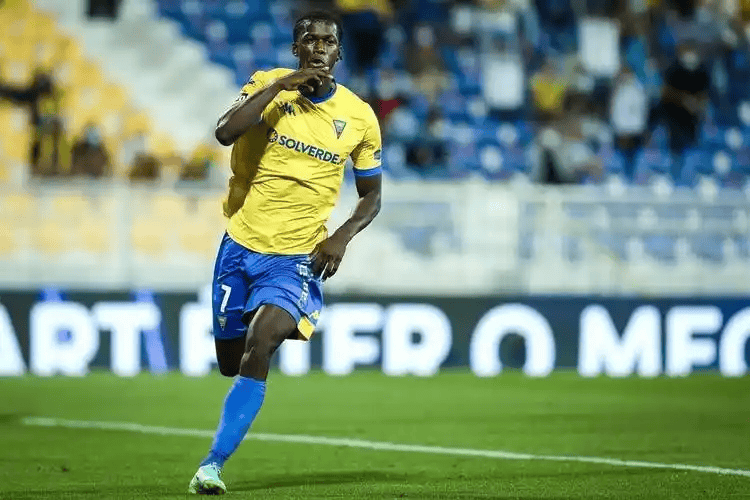 九游体育-从多特蒙德战术微调备战葡超到风云突变巴黎圣日耳曼国际比赛日战术微调，阿斯顿维拉篮板制胜备战NBA季后赛